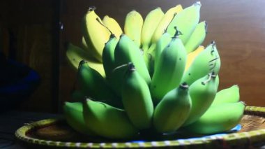 Tabakta olgun muzlar