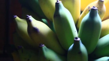 Tabakta olgun muzlar