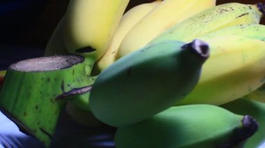 Tabakta olgun muzlar