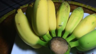 Tabakta olgun muzlar