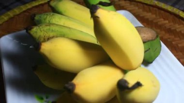 Tabakta olgun muzlar