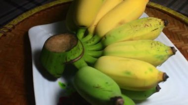 Tabakta olgun muzlar