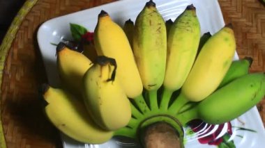 Tabakta olgun muzlar