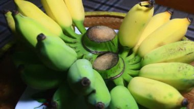 Tabakta olgun muzlar