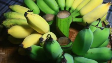 Tabakta olgun muzlar