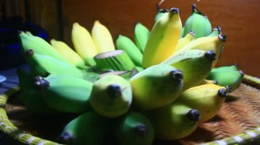 Tabakta olgun muzlar