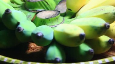 Tabakta olgun muzlar