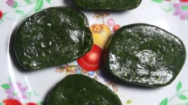 kek pilav ve yapraktan yapılır.