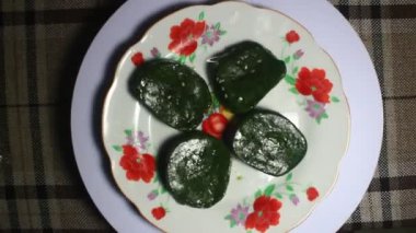 kek pilav ve yapraktan yapılır.
