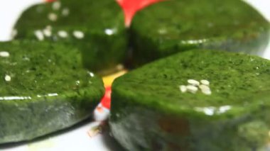 kek pilav ve yapraktan yapılır.