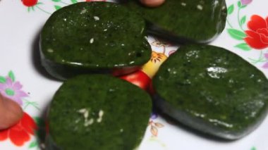 kek pilav ve yapraktan yapılır.