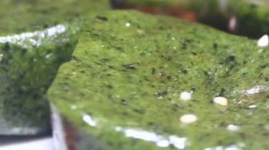 kek pilav ve yapraktan yapılır.