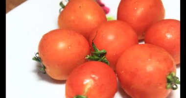 plaka üzerinde domates