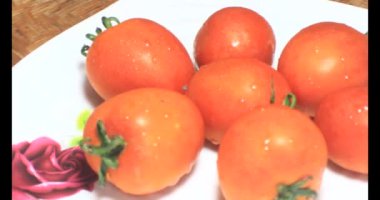 plaka üzerinde domates