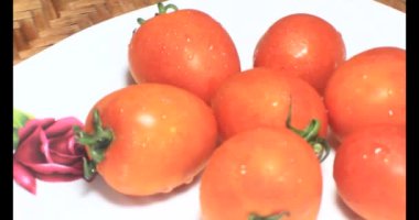 plaka üzerinde domates