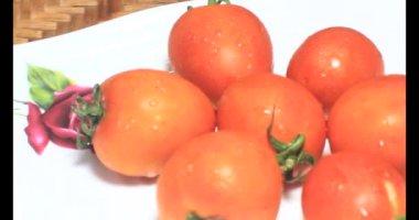 plaka üzerinde domates