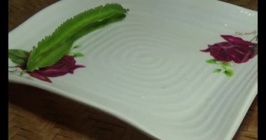 plaka üzerinde domates