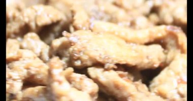 plaka üzerinde domuz rostosu