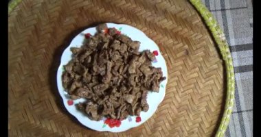 plaka üzerinde domuz rostosu