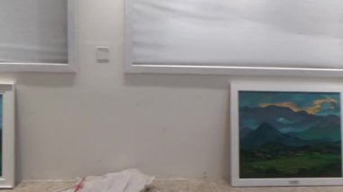 16 Kasım 2024, Haiduong, Vietnam. Ressam resim asar