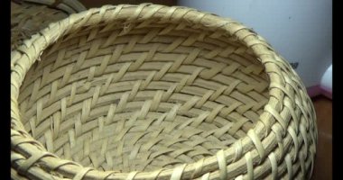 Kahverengi cırcır böceği sepeti