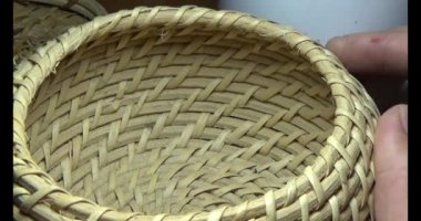 Kahverengi cırcır böceği sepeti