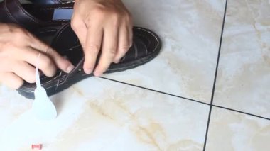 17 Kasım 2024, Hai Duong, Vietnam. Deri sandaletler yap.