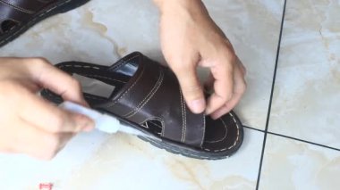 17 Kasım 2024, Hai Duong, Vietnam. Deri sandaletler yap.