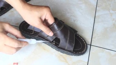 17 Kasım 2024, Hai Duong, Vietnam. Deri sandaletler yap.