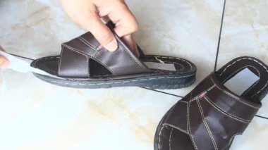 17 Kasım 2024, Hai Duong, Vietnam. Deri sandaletler yap.