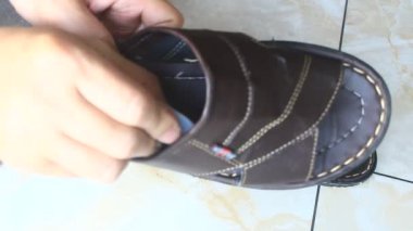 17 Kasım 2024, Hai Duong, Vietnam. Deri sandaletler yap.