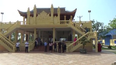 20 Kasım 2024, Haiduong, Vietnam. Tanrılara tapmak için tapınağa git. Bir grup insan tanrılara tapmaya gitti. Tütsü yaktılar, adak adadılar, iyi şans için dua ettiler..