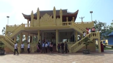 20 Kasım 2024, Haiduong, Vietnam. Tanrılara tapmak için tapınağa git. Bir grup insan tanrılara tapmaya gitti. Tütsü yaktılar, adak adadılar, iyi şans için dua ettiler..