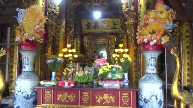 20 Kasım 2024, Haiduong, Vietnam. Tanrılara tapmak için tapınağa git. Bir grup insan tanrılara tapmaya gitti. Tütsü yaktılar, adak adadılar, iyi şans için dua ettiler..