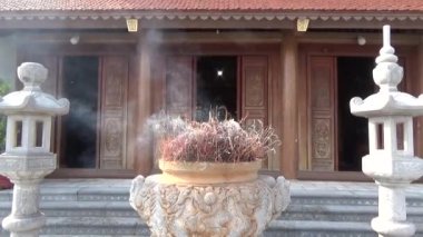 20 Kasım 2024, Haiduong, Vietnam. Tanrılara tapmak için tapınağa git. Bir grup insan tanrılara tapmaya gitti. Tütsü yaktılar, adak adadılar, iyi şans için dua ettiler..