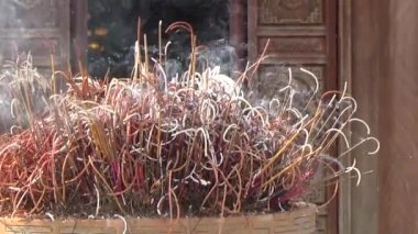 20 Kasım 2024, Haiduong, Vietnam. Tanrılara tapmak için tapınağa git. Bir grup insan tanrılara tapmaya gitti. Tütsü yaktılar, adak adadılar, iyi şans için dua ettiler..