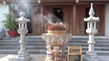 20 Kasım 2024, Haiduong, Vietnam. Tanrılara tapmak için tapınağa git. Bir grup insan tanrılara tapmaya gitti. Tütsü yaktılar, adak adadılar, iyi şans için dua ettiler..