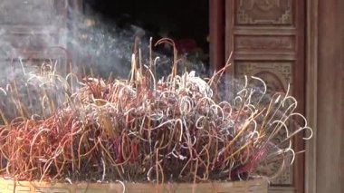 20 Kasım 2024, Haiduong, Vietnam. Tanrılara tapmak için tapınağa git. Bir grup insan tanrılara tapmaya gitti. Tütsü yaktılar, adak adadılar, iyi şans için dua ettiler..