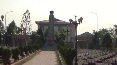 20 Kasım 2024, Haiduong, Vietnam. Tanrılara tapmak için tapınağa git. Bir grup insan tanrılara tapmaya gitti. Tütsü yaktılar, adak adadılar, iyi şans için dua ettiler..