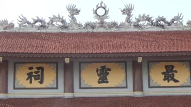 20 Kasım 2024, Haiduong, Vietnam. Tanrılara tapmak için tapınağa git. Bir grup insan tanrılara tapmaya gitti. Tütsü yaktılar, adak adadılar, iyi şans için dua ettiler..