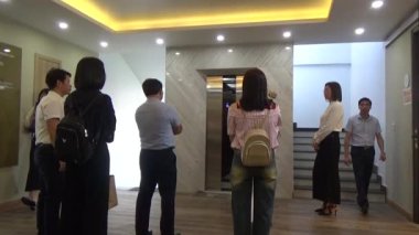 20 Kasım 2024, Haiduong, Vietnam. Asansörü bekleyen insanlar.