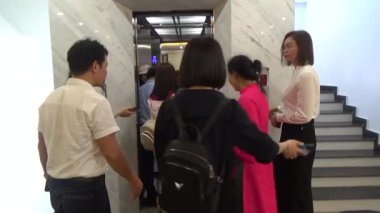 20 Kasım 2024, Haiduong, Vietnam. Asansörü bekleyen insanlar.