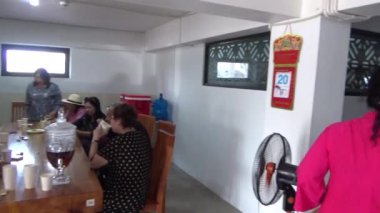 20 Kasım 2024, Haiduong, Vietnam. Asansörü bekleyen insanlar.