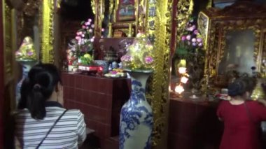 20 Kasım 2024, Haiduong, Vietnam. Tanrılara tapmak için tapınağa git. Bir grup insan tanrılara tapmaya gitti. Tütsü yaktılar, adak adadılar, iyi şans için dua ettiler..