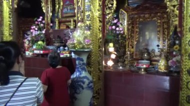 20 Kasım 2024, Haiduong, Vietnam. Tanrılara tapmak için tapınağa git. Bir grup insan tanrılara tapmaya gitti. Tütsü yaktılar, adak adadılar, iyi şans için dua ettiler..