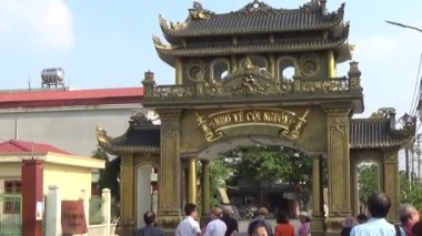 20 Kasım 2024, Haiduong, Vietnam. Tanrılara tapmak için tapınağa git. Bir grup insan tanrılara tapmaya gitti. Tütsü yaktılar, adak adadılar, iyi şans için dua ettiler..