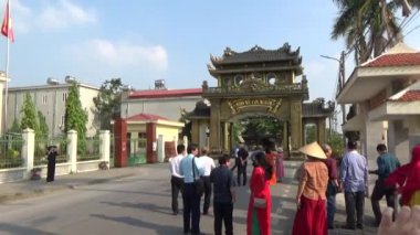 20 Kasım 2024, Haiduong, Vietnam. Tanrılara tapmak için tapınağa git. Bir grup insan tanrılara tapmaya gitti. Tütsü yaktılar, adak adadılar, iyi şans için dua ettiler..