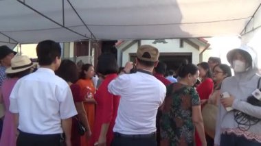 20 Kasım 2024, Haiduong, Vietnam. Tanrılara tapmak için tapınağa git. Bir grup insan tanrılara tapmaya gitti. Tütsü yaktılar, adak adadılar, iyi şans için dua ettiler..