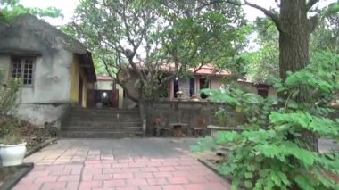 20 Kasım 2024, Haiduong, Vietnam. Bunlar tıptan anlayan adamlar. Onlar şifalı bitkiler. İlaç alabilmek için yüksek dağlara tırmanmak zorundalar..