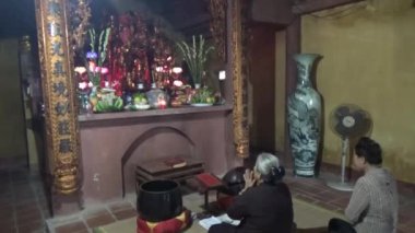 20 Kasım 2024, Haiduong, Vietnam. Bunlar tıptan anlayan adamlar. Onlar şifalı bitkiler. İlaç alabilmek için yüksek dağlara tırmanmak zorundalar..